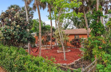 Sunny 3BR Oasis with Water View and Beach Gear Near Siesta - Foto 37