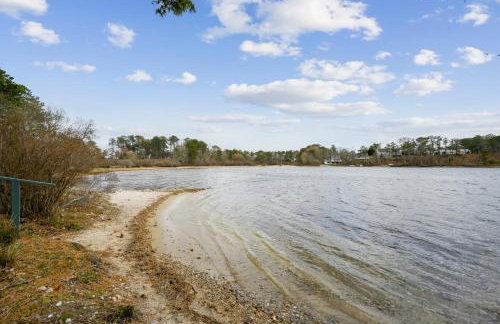 Poppys Pond: Pondfront Cape Home with A/C Wifi - Photo 51