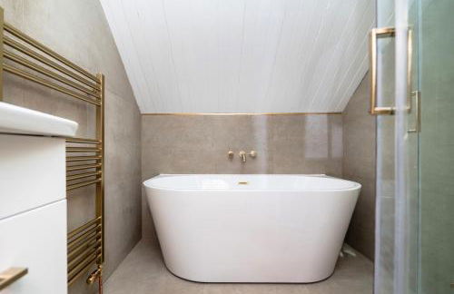 2 Bedroom Cottage-Free Parking - Photo 18