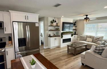 The Country Club Cottage NEW! Space Coast Entire Home! Plenty of Parking! - Foto 1