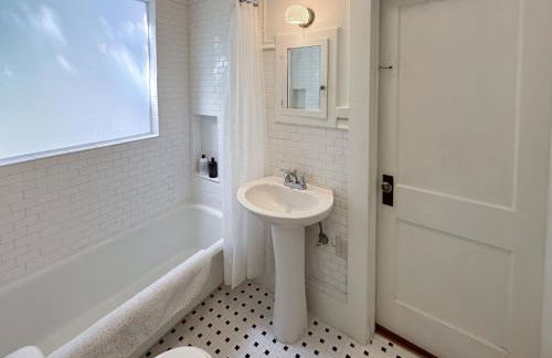 Adorable 1920s home near UF stadium sleeps 10 - Foto 25