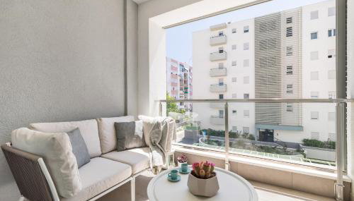 Boutique Soft Tones with Balcony and Secured Garage - Foto 5