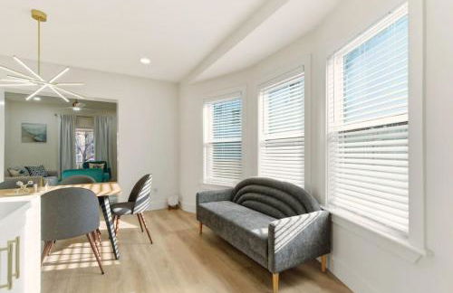 New Modern Updated Secure and Private Home - Foto 11