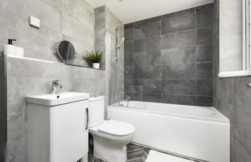 2Bed Flat-Secured Free Parking-by Holiday Homes - Photo 3