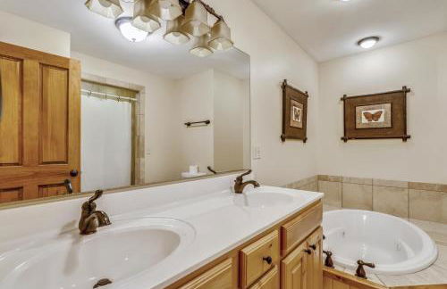 Lakefront home with fire pit and dock Near Wisp Resort - Foto 31