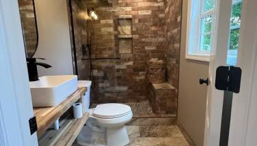 Charming Renovated Home Near Fayetteville, Rustic Retreat for Families - Foto 2, Shower