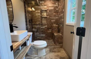 Charming Renovated Home Near Fayetteville, Rustic Retreat for Families - Foto 2