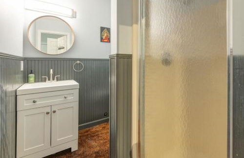 Majestic - Modern Cabin, Hot Tub, & Game Room! - Foto 20