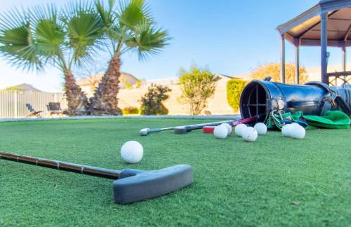 Heated Pool • Mini Golf • Huge Backyard • King Bed - Foto 15