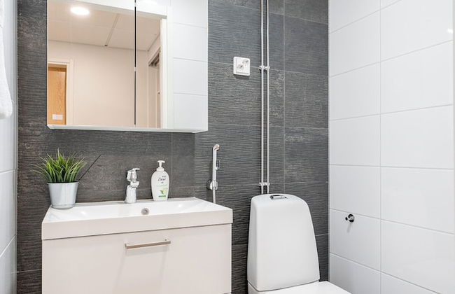 Modern 2BR Apt with Sauna & Free Parking - Foto 14