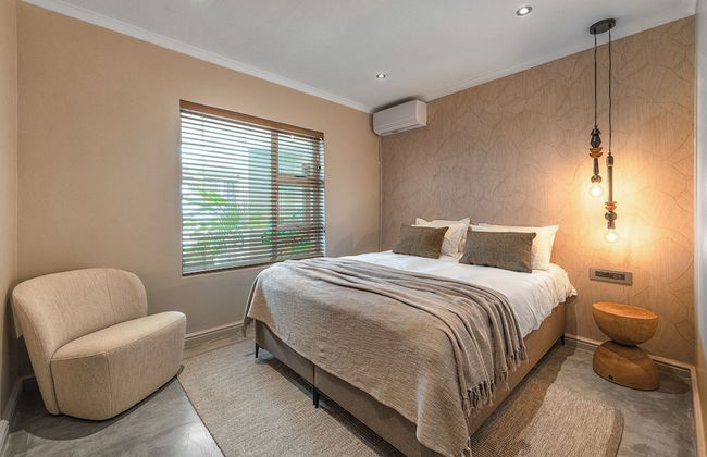 Relax in Style at This Stunning Villa in Camps Bay, Cape Town - Photo 5