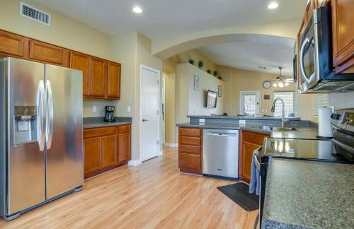 Fenced Backyard and Fire Pit Bright Peoria Home! - Foto 9