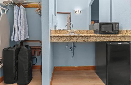 Family Getaway - Outdoor Activity Oasis - Mins to Downtown and Water Parks - Jacuzzi - Game Rm - Foto 32