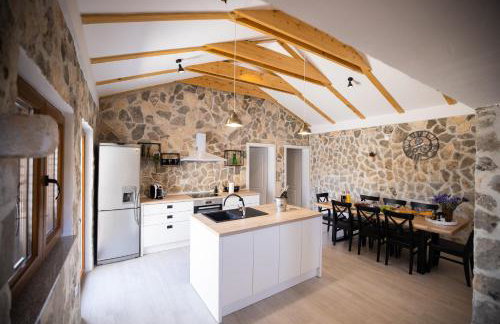 Villa Pietra- Modern rustic poolside oasis - Photo 17