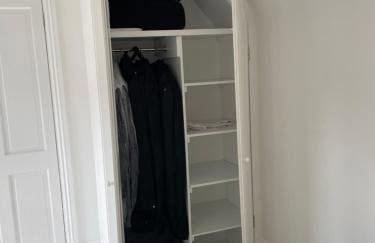 Double-Bed Bedroom, Living Room and Kitchenette, private Bathroom and Utility Room available at Willow House, Shepperton - Foto 10