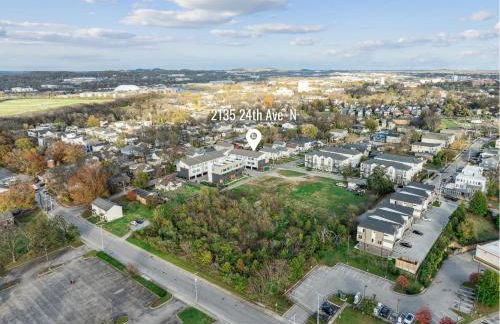 Private Home with Rooftop Game Room near Downtown - Foto 69