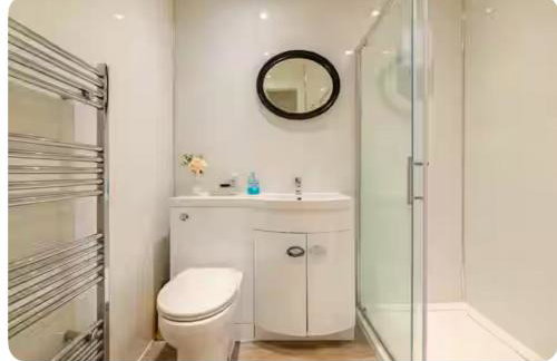 3 Bed Central Apartment - Pet Friendly & Parking - Foto 13