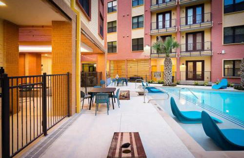 Cozy 2BR w Pool Gym Near Rvrwalk Dome Conv Ctr - Foto 30