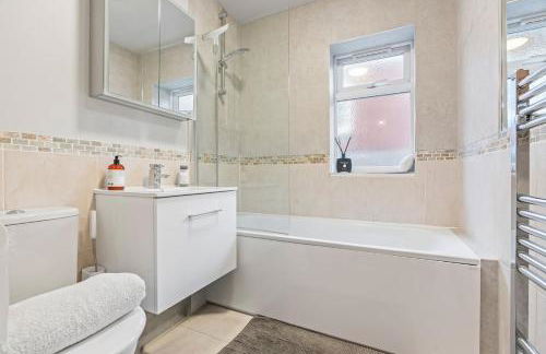 Large 4 Bedroom House Bricket Wood, Van & Car Parking, Sleeps 8 - Foto 12