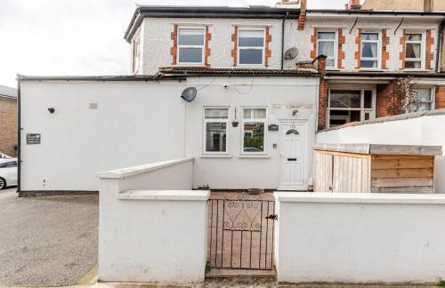 Group Friendly 2 Bed 2 Bath FREE PARKING for 2 Large Vans or up to 4 Cars Zone 2 Sleeps 10 Close to Central London and Zone 2 tube station - Photo 12