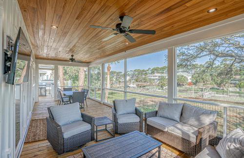 NEW LISTING Six Bedrooms - Private Dock - Steps to the Beach - Sleeps 14 - Foto 72