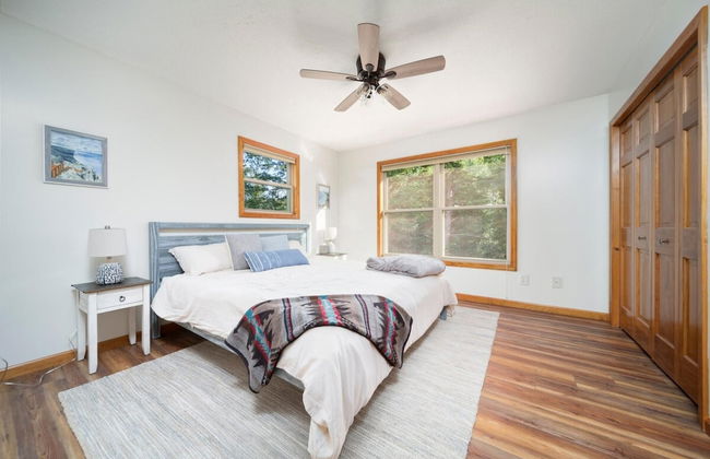 Firefly Lodge! Boardman River! Hot Tub! Woodstove! - Foto 29