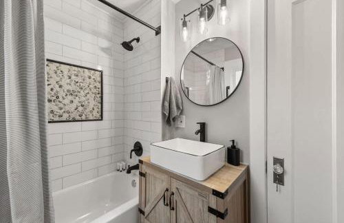 Newly Renovated and Designed Near Downtown - Foto 33