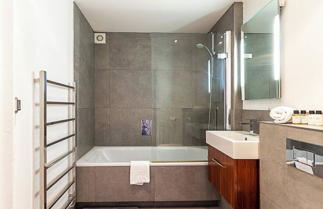 Modern Haven With Terrace View & Urban Charm - Foto 14