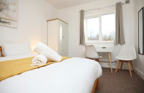 Gloucester Rd By N And N Stays, Newly Refurbed 6 Bed all ensuite house by N And N Stays Ltd, Perfect for contractors and Corporate stays, Close to YTL Arena Site, Pvt Parking for Vans and and work vehicles, Wifi - Foto 29