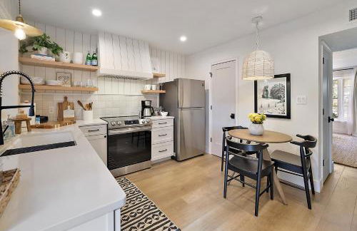 The Augustine - Steps to Downtown w King Bed - Foto 1