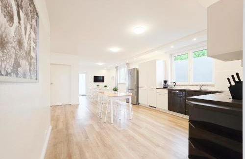 Tolstov House - 6 Zimmer Haus - große Küche - Garten - Parkplatz - 25min Messe DUS - Foto 1