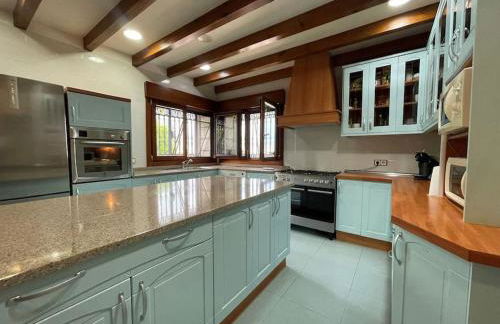 Mansión con Jacuzzi a 40 grados, gran piscina y Pádel - Photo 22