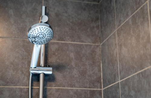 Cosy 3-Bed House With Parking, 5 Mins to QE & Uni - Photo 24