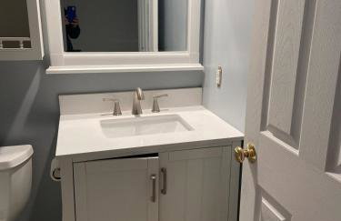 Large home with hot tub in serene wooded setting - Foto 32