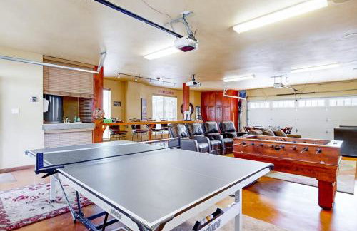 Waterfront Home with Game Room, Decks, Pool, Smart TVs, Kayaks, & Gas Grill - Foto 3