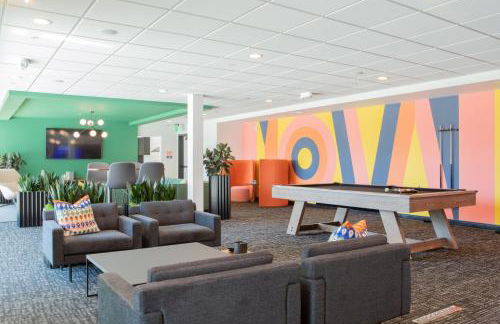 Chic East Side 1BR Apt with Balcony, Pool, and Gym - Foto 39