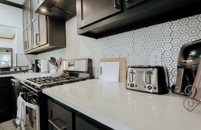 Cozy 6BR Home Near Plaza Dist -sleeps 15 - Photo 14