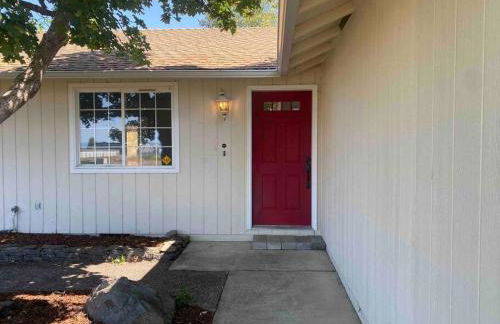 HOT TUB! King Bed-Firepitt-Near Airport& Freeway - Foto 16