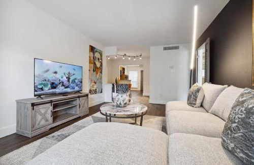 Special 2BR Galleria Condo Pool View Private Entrance - Foto 17