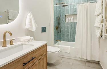 Downtown Indy, Rooftop Deck with Hot Tub, Gym, Bikes, Tesla Charger - Photo 35