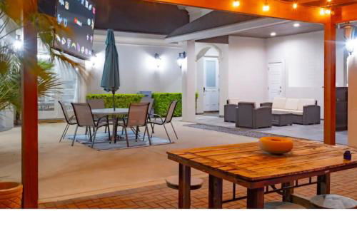 4 Bedrooms Pool Game room Massive Kitchen - Photo 23