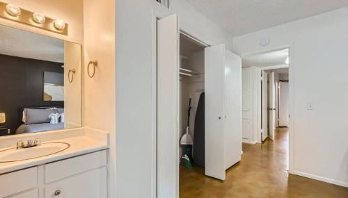 Your 2B Getaway - Walk Dtwn - Sleeps 6 - Pool and Prkg - Foto 5