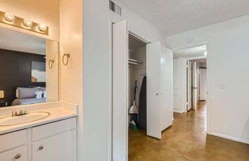 Your 2B Getaway - Walk Dtwn - Sleeps 6 - Pool and Prkg - Foto 5