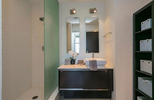 Mid Century Modern Downtown Condo | 30+ Night Min - Foto 46