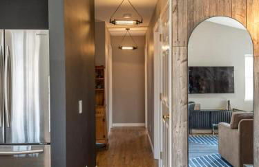 Chic Cabin with Hot Tub and Fire Pit - Foto 19