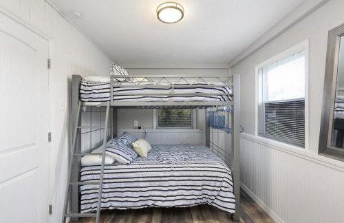 Cheerful residential home with boat launch access - Foto 27