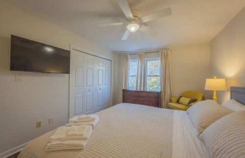 Large Luxury House, King Beds and More, Hot Tub, Theater, Fireplace, Game Room, Ping-pong, Pool Table, Air Hockey, Arcade, River, Big Kitchen, Nice Porch, Quiet, Good for Families and Large Groups, Near UGA Golf Course, Close to UGA & Stanford Stadium - Photo 56