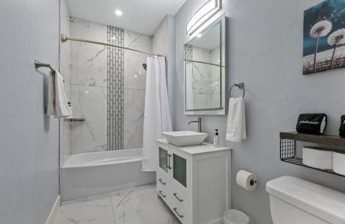 Upscale 2BR suite With Free Parking and Walkable Area - Foto 1