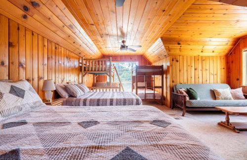 Sequoia Retreat- Spacious Cabin, Hot tub, & Sundeck - Foto 41