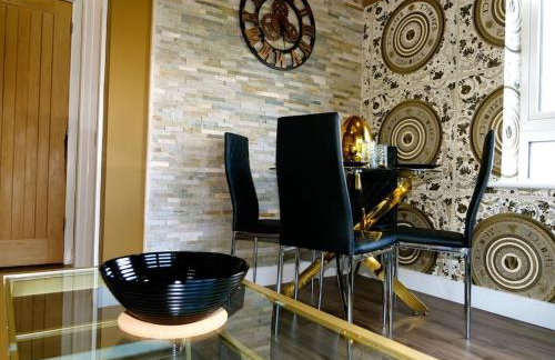 Stunningly Opulent Gold Apartment Near Sheffield FULL SKY TV - Foto 8